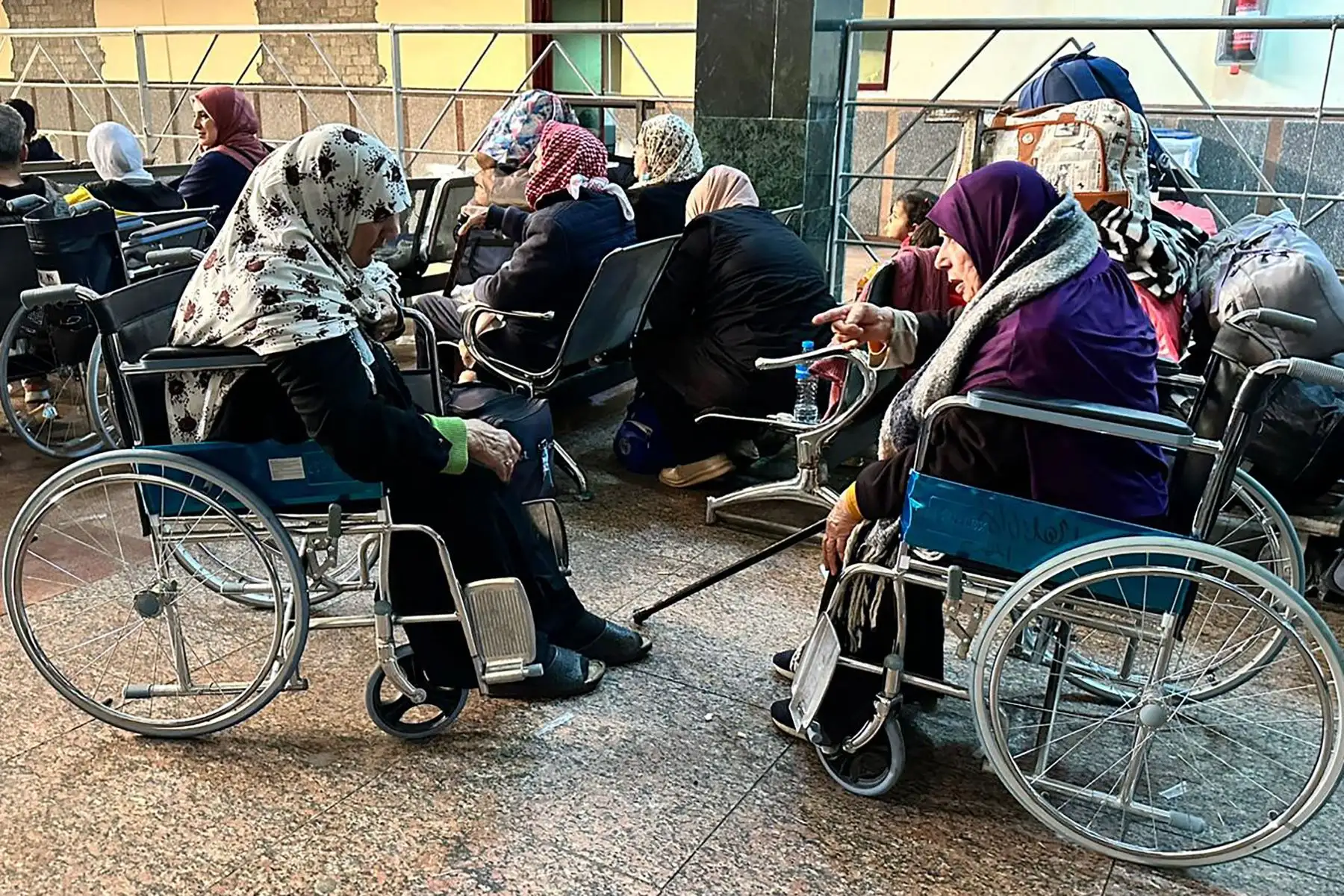 Los palestinos conversan en el cruce fronterizo de Rafah en Egipto después de ser evacuados de la Franja de Gaza, el 26 de diciembre de 2023, en medio del conflicto en curso entre Israel y el grupo militante Hamás.


Foto: AFP