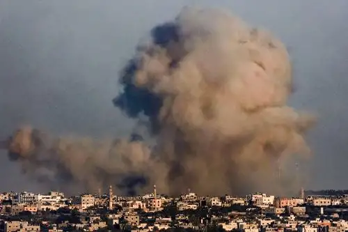 Una columna de humo surge sobre Khan Yunis tras un nuevo bombardeo israelí en el sur de la Franja de Gaza. Foto: AFP