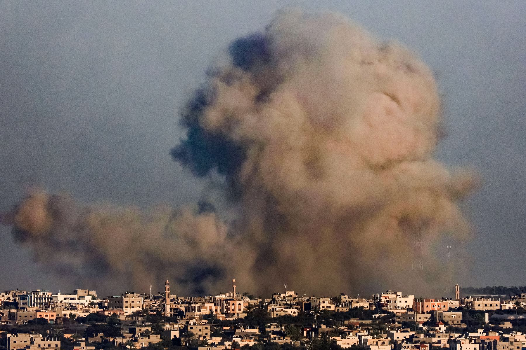 Una columna de humo surge sobre Khan Yunis tras un nuevo bombardeo israelí en el sur de la Franja de Gaza. Foto: AFP