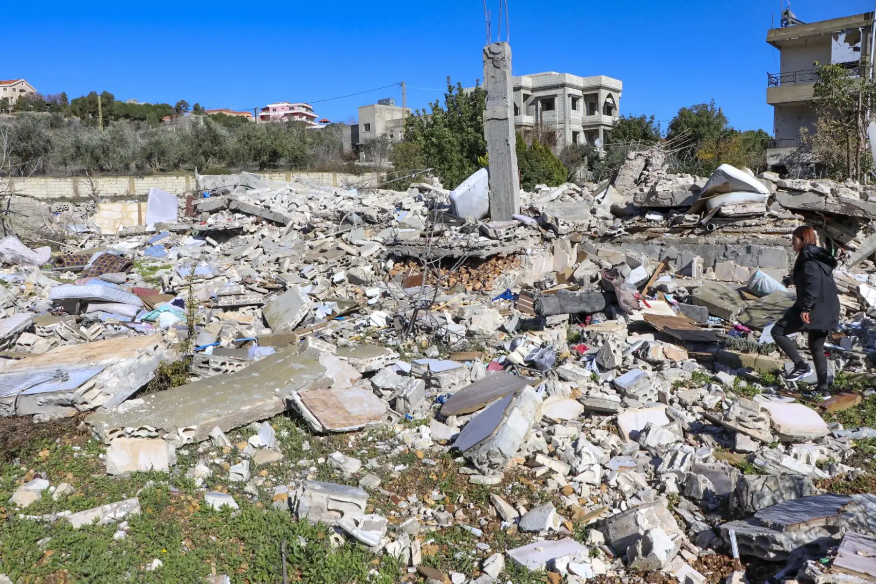 Una mujer camina entre los escombros de un edificio destruido en la aldea de Meiss El-Jabbal, en el sur del Líbano, cerca de la frontera con Israel, tras el bombardeo israelí el 26 de diciembre de 2023, en medio de tensiones transfronterizas mientras continúan los combates entre Israel y militantes de Hamás. en Gaza.


Foto: AFP