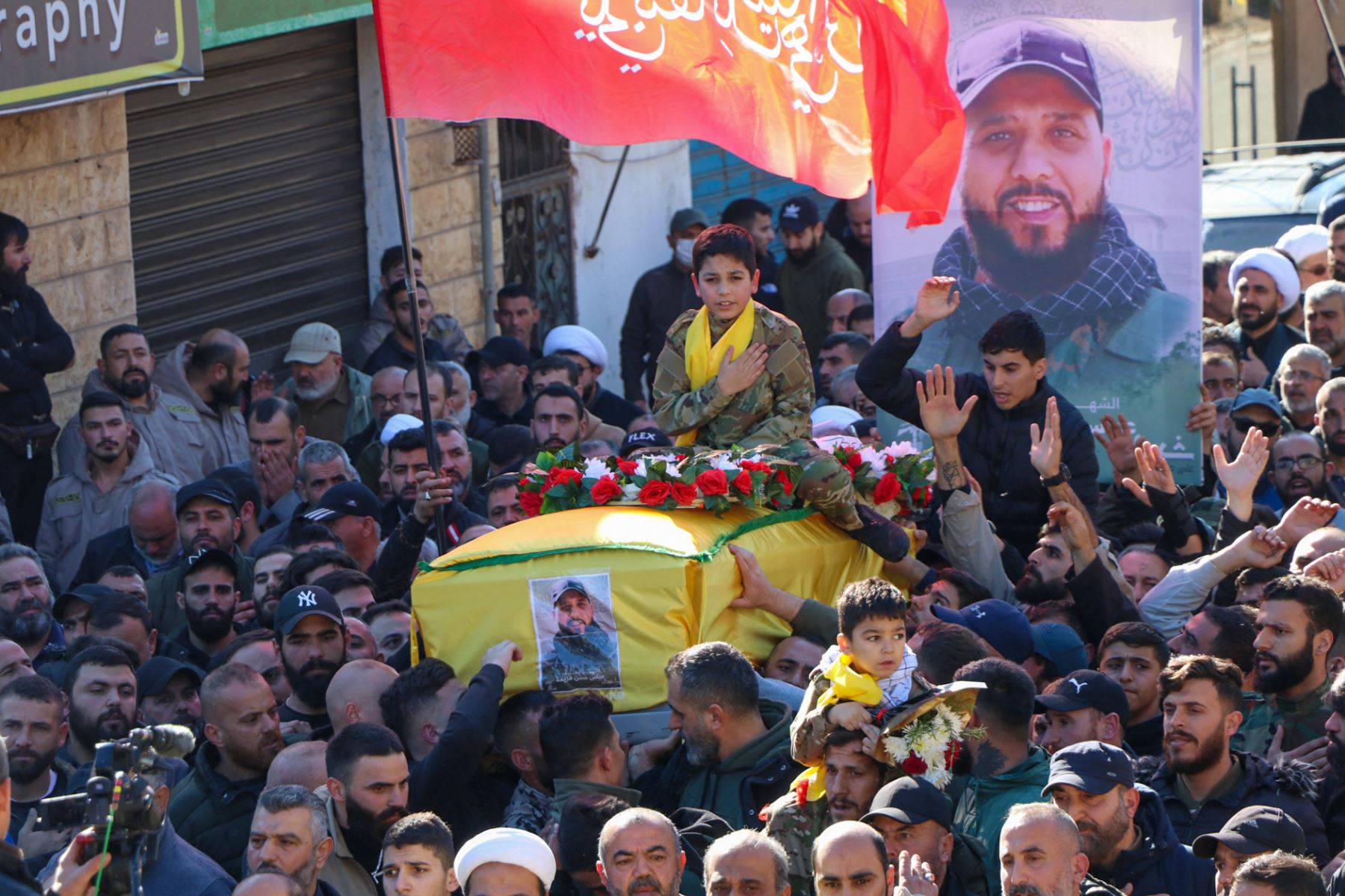 Militantes de Hizbulá llevan en hombros el cadáver de un combatiente muerto en el sur del Líbano (imagen referencial). Foto: AFP
