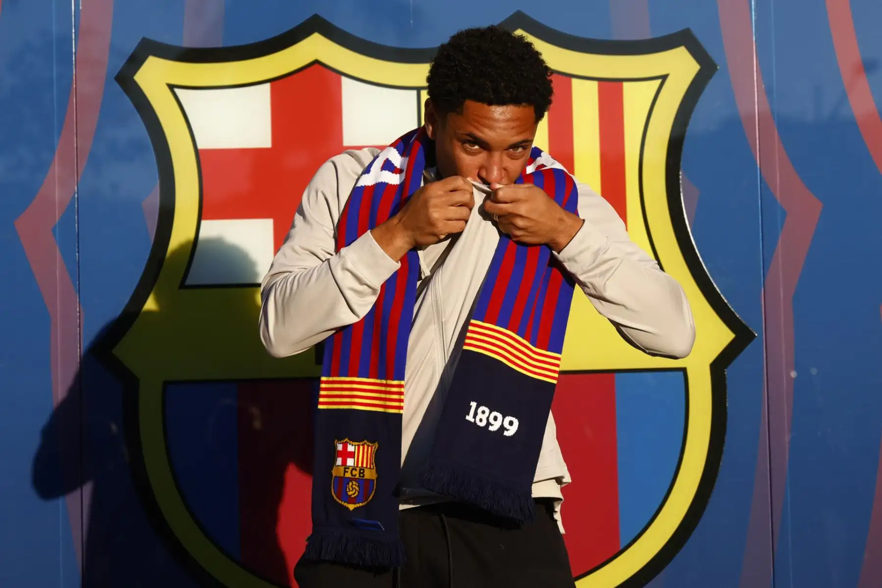 El delantero brasileño Vitor Roque, posa con el escudo del FC Barcelona en las oficinas del club, tras su llegada este miércoles a la ciudad condal donde afirmó que "siempre fue un sueño desde pequeño" jugar en el Barcelona, con el que realizará su primera entrenamiento este viernes.
Foto: EFE