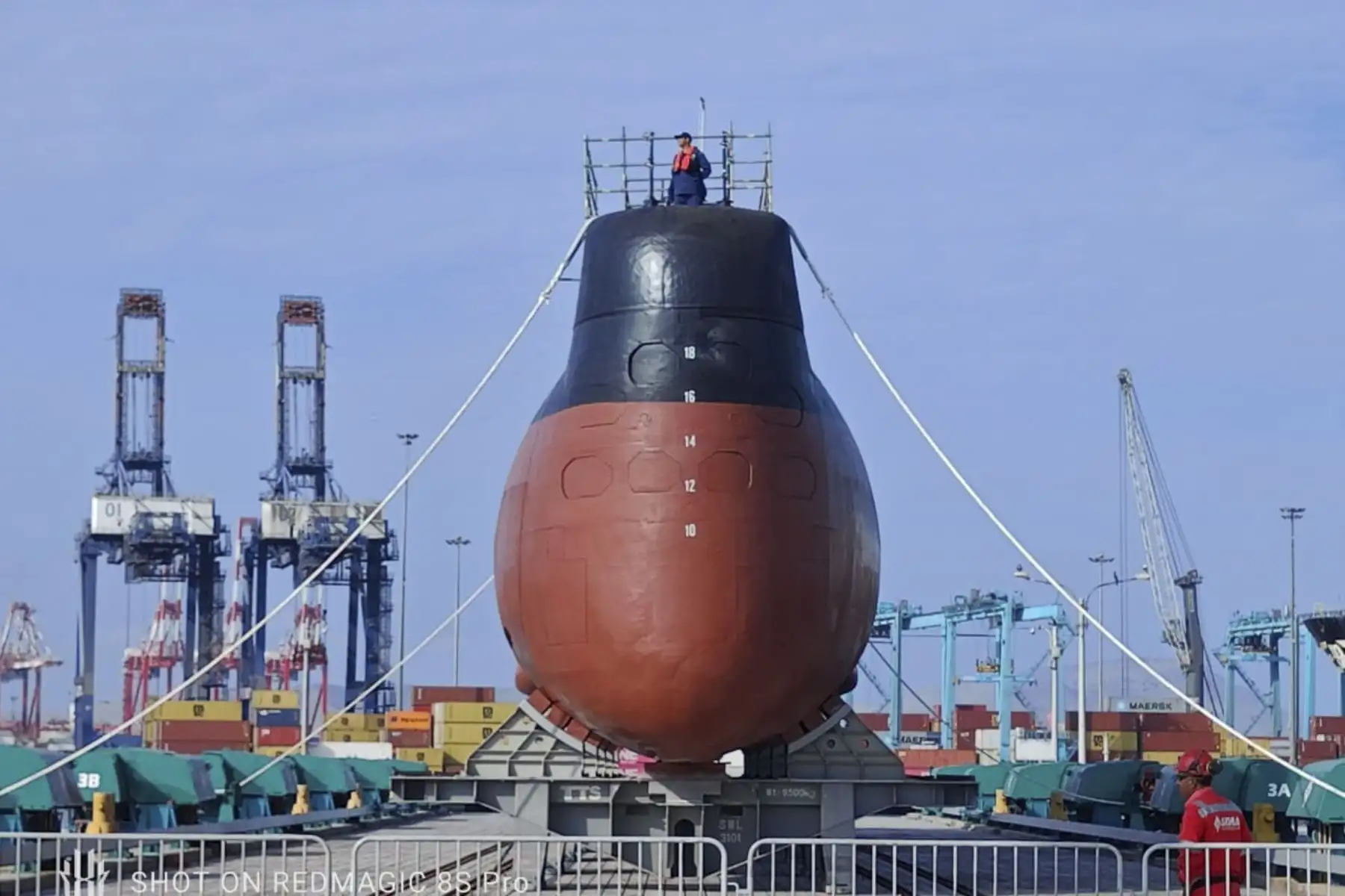 Este proyecto es trascendental en la adquisición de capacidades de construcción del SIMA, ya que por primera vez en el Perú se logra cortar el casco resistente de una unidad submarina para reemplazar motores diesel, cableado de fuerza, válvulas y tuberías y volverlo a soldar.
Foto: ANDINA/MINDEF