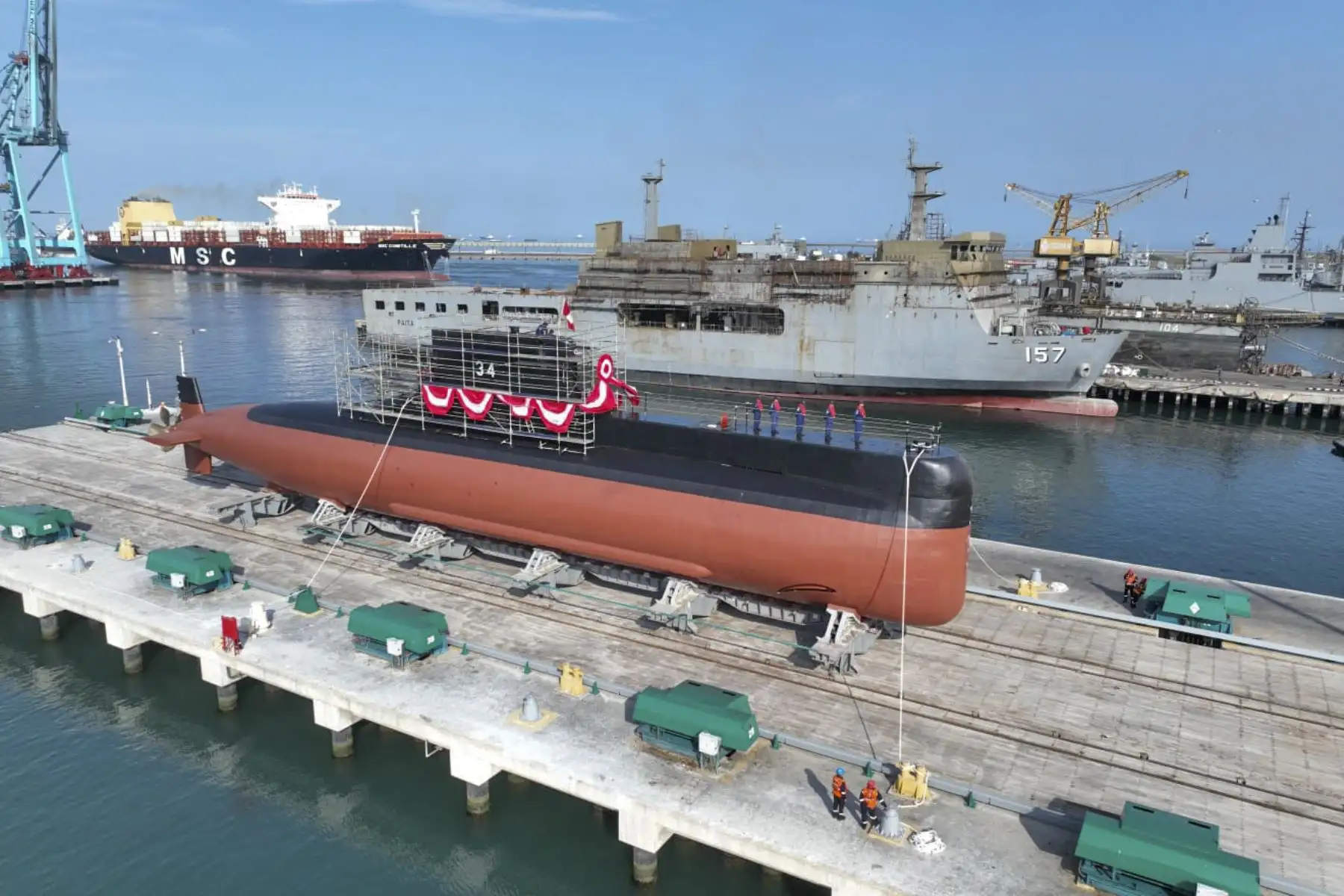 Este proyecto es trascendental en la adquisición de capacidades de construcción del SIMA, ya que por primera vez en el Perú se logra cortar el casco resistente de una unidad submarina para reemplazar motores diesel, cableado de fuerza, válvulas y tuberías y volverlo a soldar.
Foto: ANDINA/MINDEF
