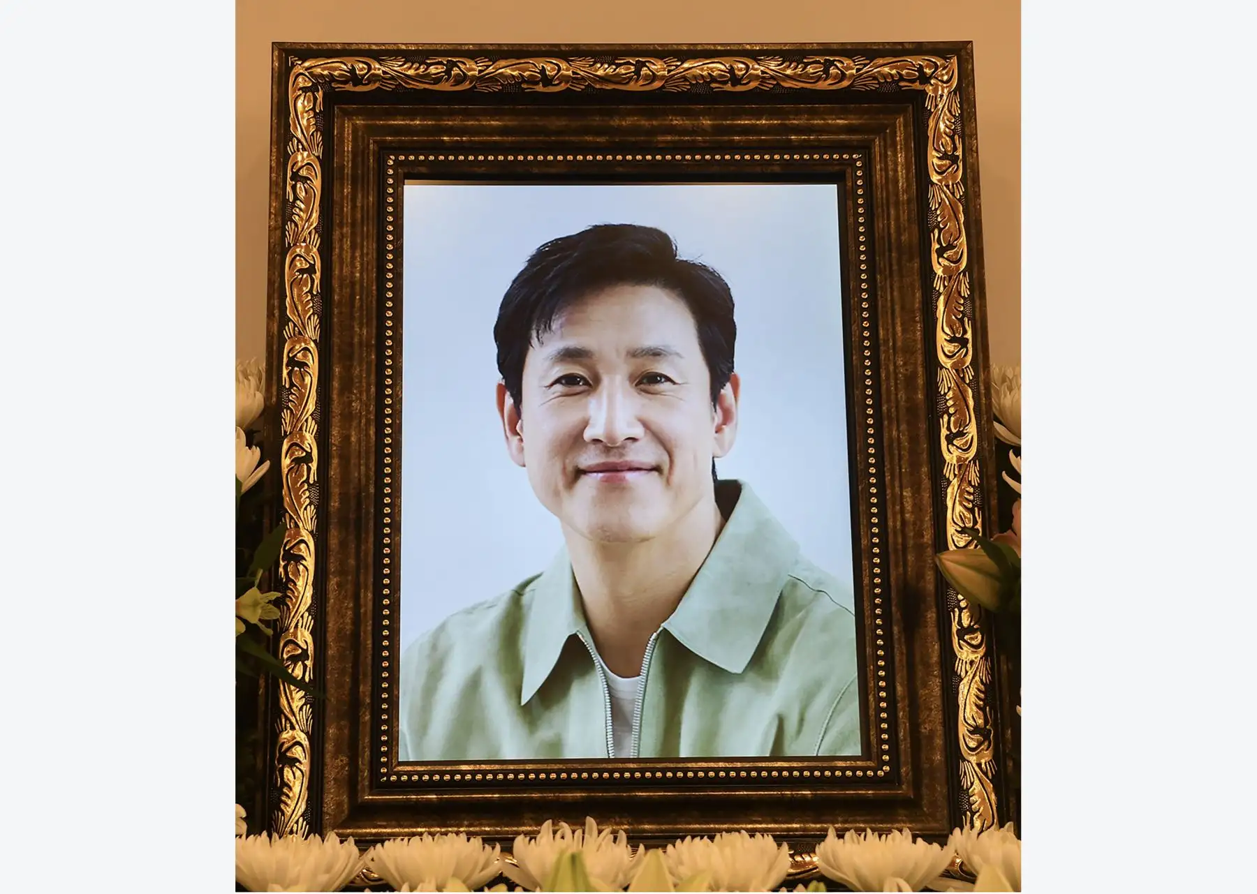 Un retrato del actor surcoreano Lee Sun-kyun se exhibe en un altar instalado en un hospital en Seúl, Corea del Sur, el 27 de diciembre de 2023. Lee, un popular actor surcoreano mejor conocido por su papel en la película ganadora del Oscar 