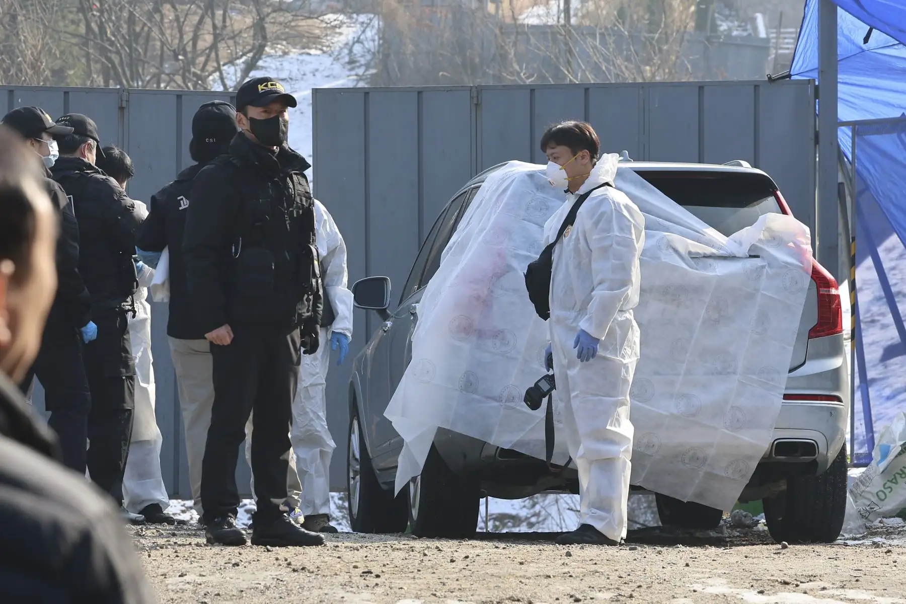 La policía examina un automóvil en un parque en Seúl, Corea del Sur, el 27 de diciembre de 2023, mientras el actor Lee Sun-kyun de la película ganadora del Oscar 