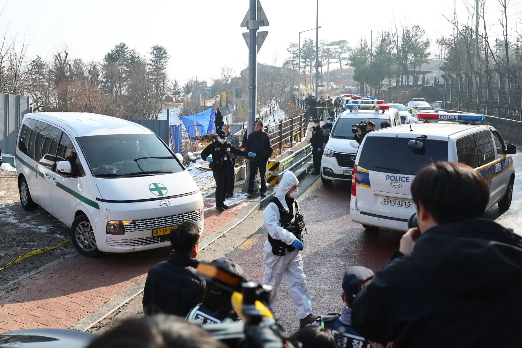 Una ambulancia que transporta el cuerpo del actor surcoreano Lee Sun-kyun sale de un parque en el centro de Seúl el 27 de diciembre de 2023. El actor surcoreano Lee Sun-kyun, mejor conocido por su papel en la película ganadora del Oscar "Parasite", fue encontrado murió el 27 de diciembre, en un aparente suicidio, informó la agencia de noticias Yonhap.
Foto: AFP