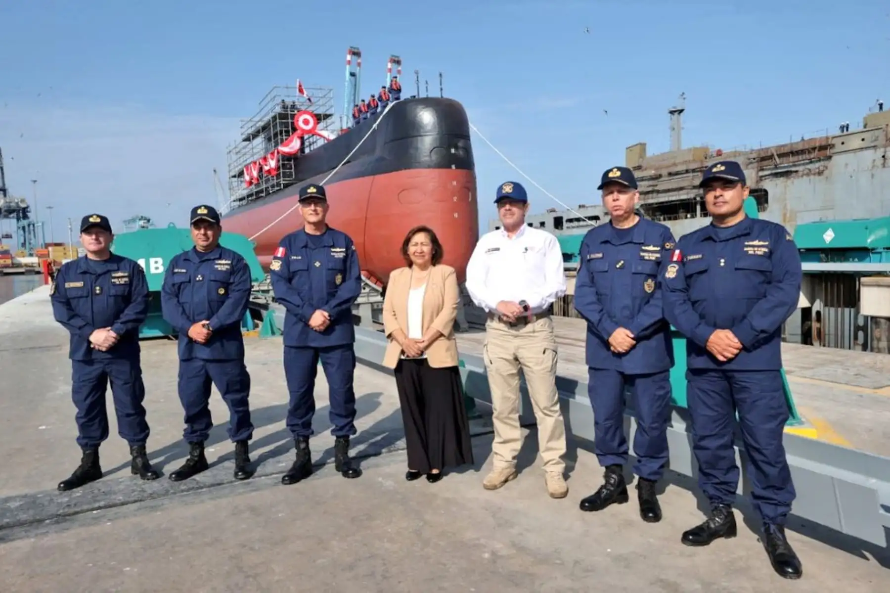 En un hito histórico para la industria naval, desde el Servicio Industrial de la Marina, en la Base Naval del Callao, se realiza la ceremonia de puesta a flote del submarino BAP Chipana, presidida por el Ministro de Defensa, Jorge Chávez Cresta acompañado por la titular del ministerio de Producción y el  Comandante General de la Marina.
Foto: ANDINA/Marina de Guerra