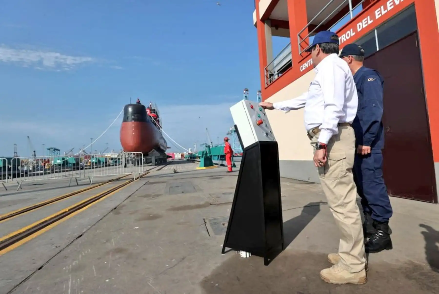 En un hito histórico para la industria naval, desde el Servicio Industrial de la Marina, en la Base Naval del Callao, se realiza la ceremonia de puesta a flote del submarino BAP Chipana, presidida por el Ministro de Defensa, Jorge Chávez Cresta acompañado por la titular del ministerio de Producción y el  Comandante General de la Marina.
Foto: ANDINA/Marina de Guerra