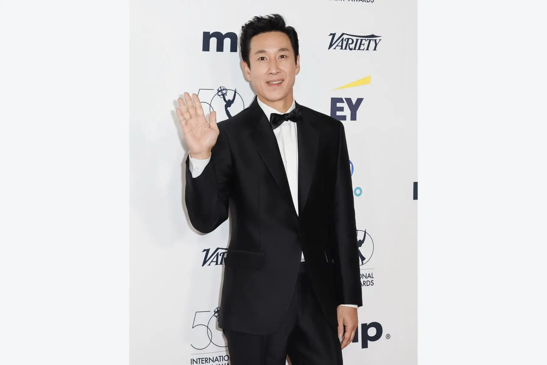Fotografía de archivo del actor surcoreano Sun-kyun Lee posando en la alfombra roja de los Premios Emmy 2022, el 21 de noviembre de 2023, en New York (Estados Unidos). Lee Sun-kyun, miembro del elenco de la oscarizada película 