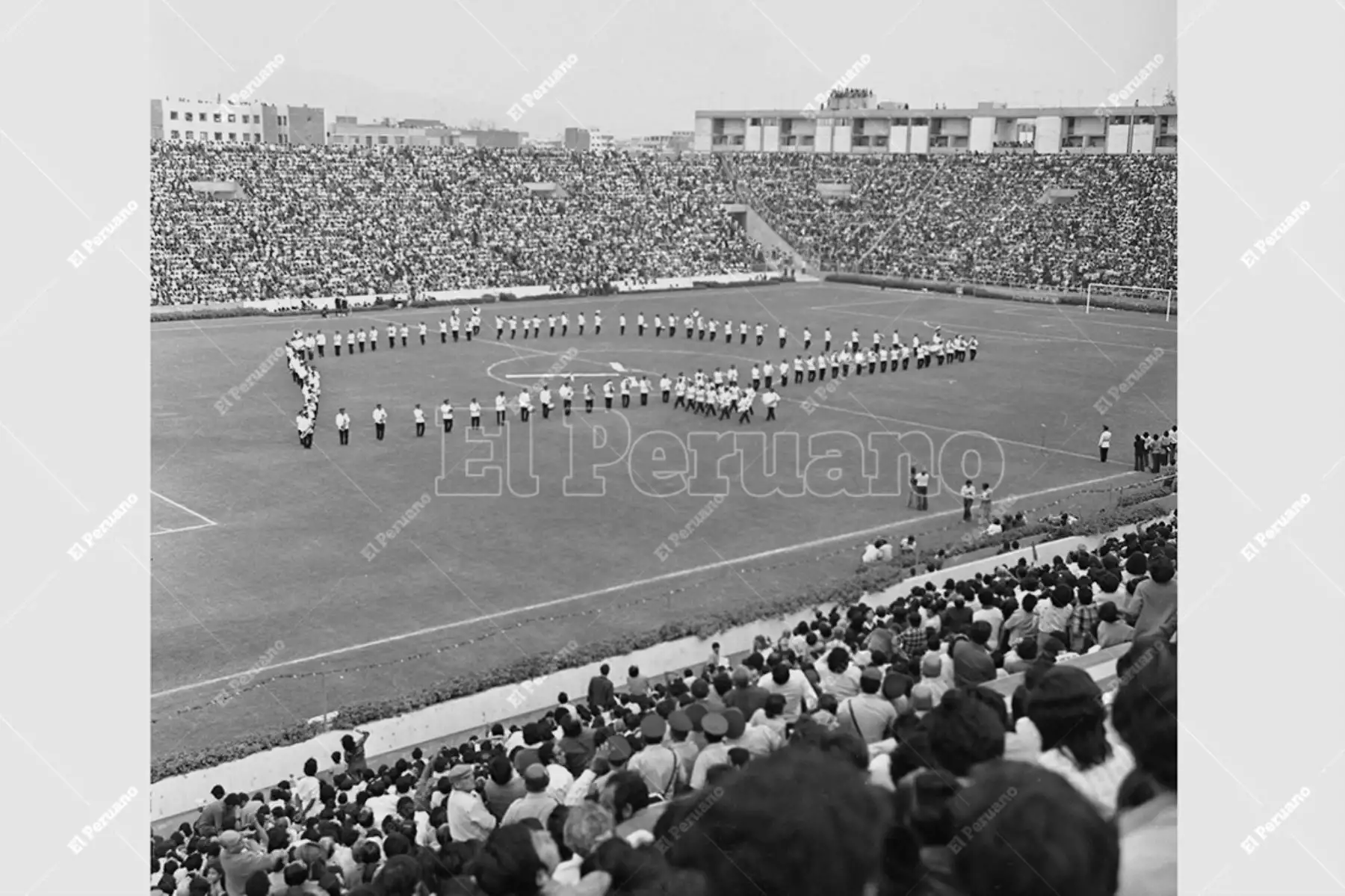 Lima - 27 diciembre 1974 / El estadio de Alianza Lima fue inaugurado oficialmente cristalizándose con ello un sueño largamente esperado por los hinchas del popular club de La Victoria. Foto: Archivo Histórico de El Peruano