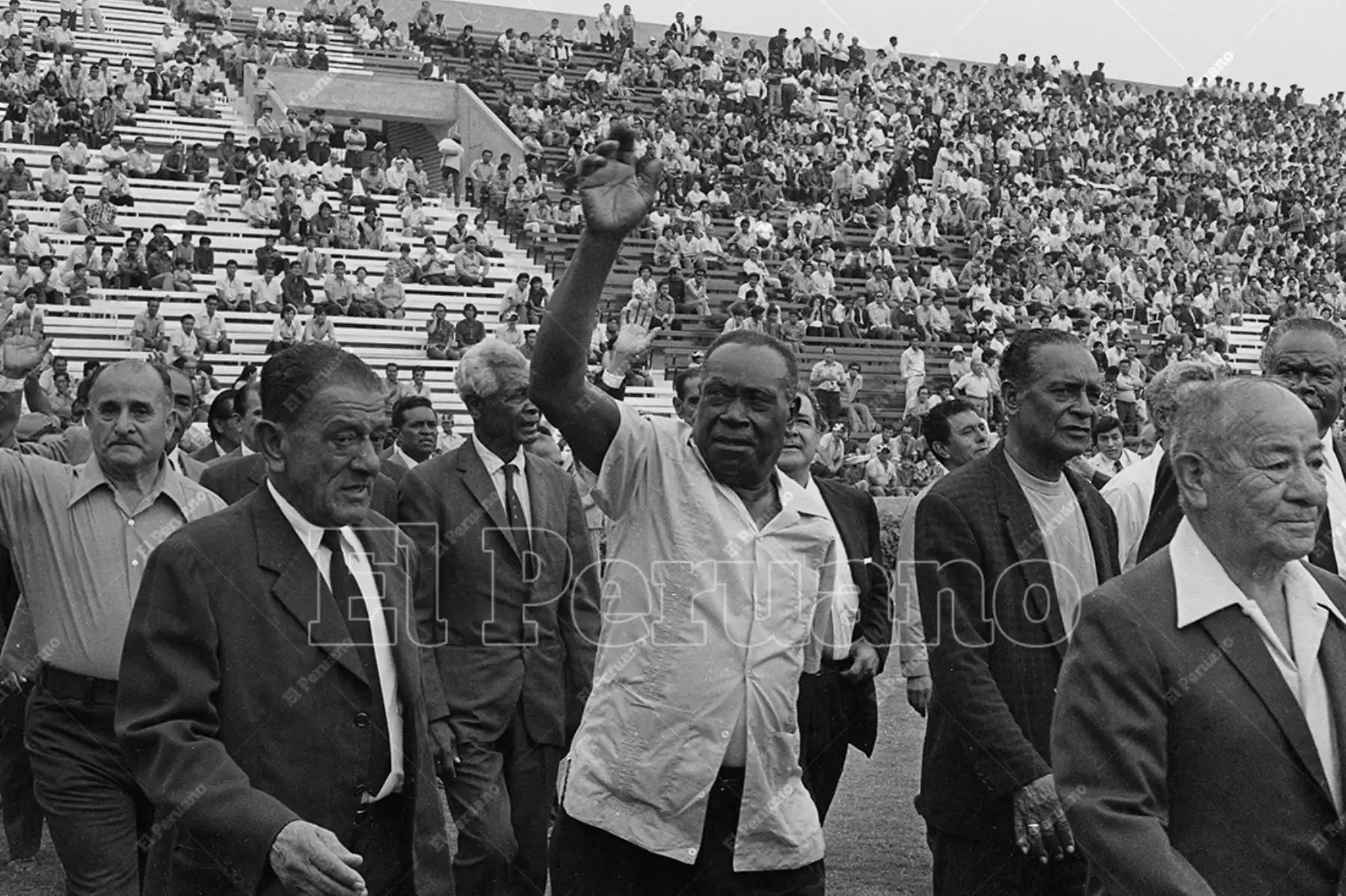 Lima - 27 diciembre 1974 / Paso de las viejas glorias del club Alianza Lima en la ceremonia de inauguración del estadio del club íntimo. Foto: Archivo Histórico de El Peruano