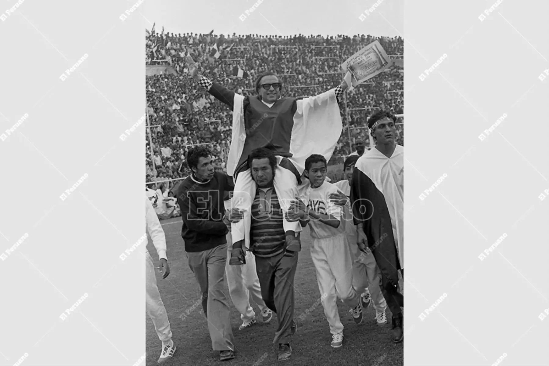 Lima - 27 diciembre 1974 / Walter Lavalleja en hombros de hinchas aliancistas. El arquitecto uruguayo fue el gestor y propulsor de la construcción del estadio de Alianza Lima. Foto: Archivo Histórico de El Peruano