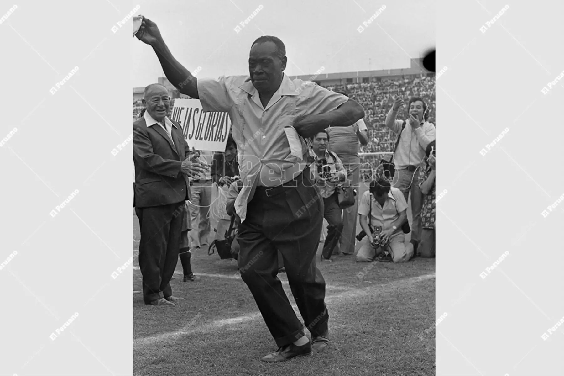 Lima - 27 diciembre 1974 / Don José María Lavalle, ex futbolista aliancista y mundialista en Uruguay 1930, baila marinera en la inauguración del estadio de Alianza Lima. Foto: Archivo Histórico de El Peruano