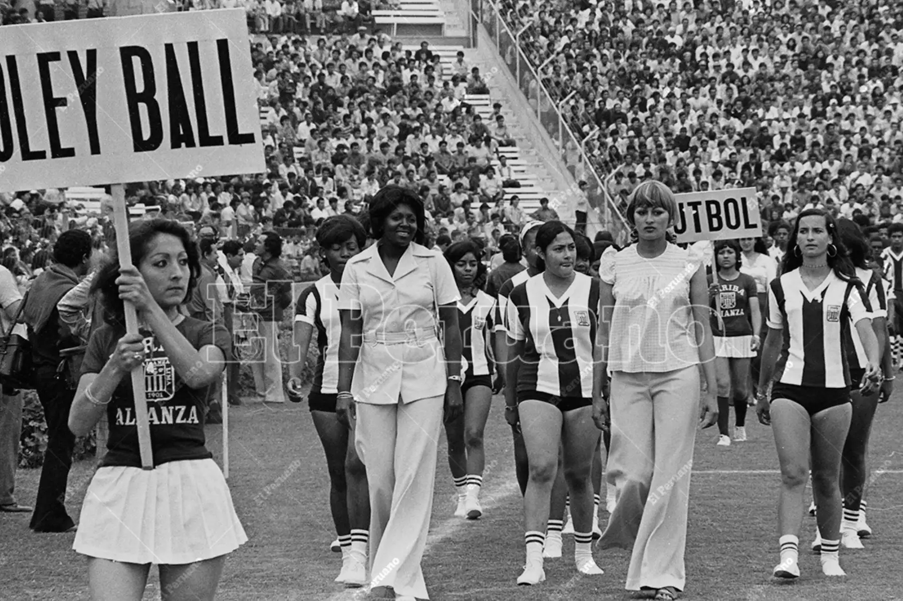 Lima - 27 diciembre 1974 /  Lucha Fuentes al frente del equipo femenino de voleibol de Alianza Lima en la inauguración del estadio del popular club de La Victoria. Foto: Archivo Histórico de El Peruano