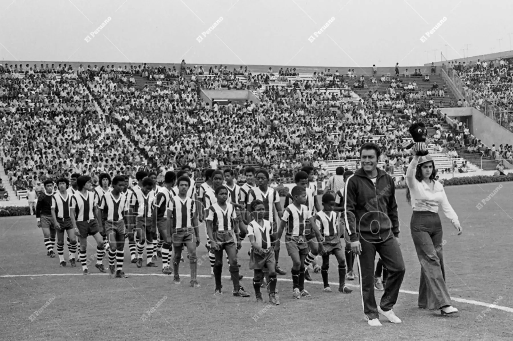 Lima - 27 diciembre 1974 / Paso de las divisiones inferiores de Alianza Lima en la inauguración del estadio del popular club de La Victoria. Foto: Archivo Histórico de El Peruano