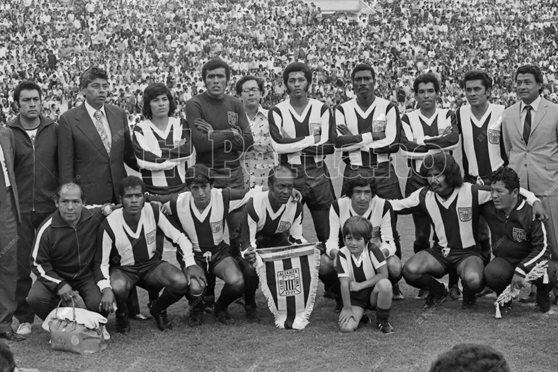 Lima - 27 diciembre 1974 / El equipo titular que presentó Alianza Lima ante Nacional de Uruguay en el partido inaugural de su estadio. Pedrito Ruiz fue la mejor figura. Foto: Archivo Histórico de El Peruano