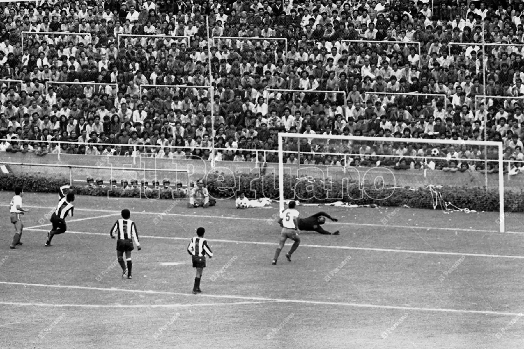 Lima - 27 diciembre 1974 / Alianza Lima y Nacional de Uruguay empataron 2-2 en la inauguración del estadio del popular club de La Victoria. Foto: Archivo Histórico de El Peruano