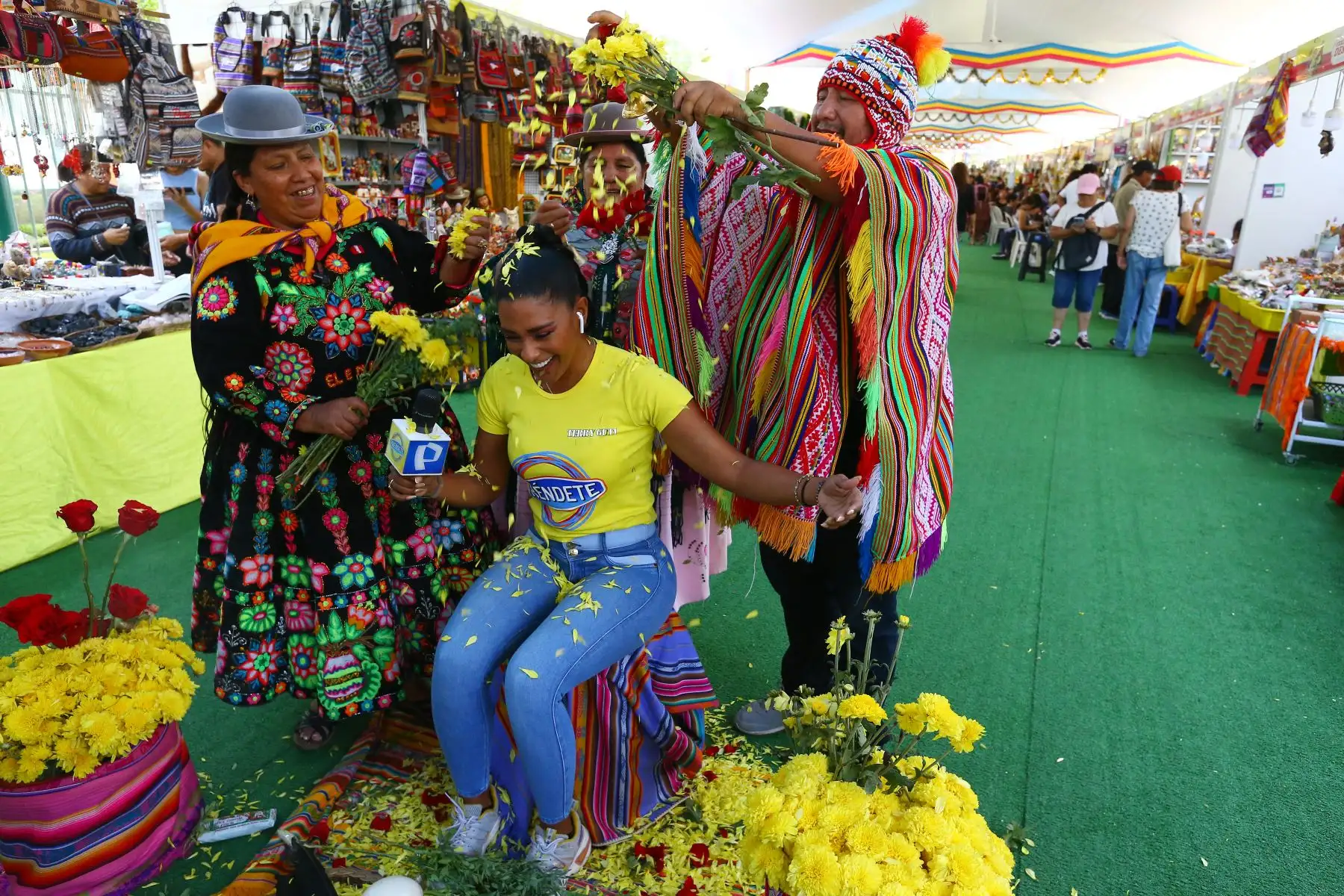 Las flores amarillas en este baño de florecimiento, así como el sahumerio, son muy importantes para eliminar las malas vibraciones y desear buena suerte para el año 2024.
Foto: ANDINA/ Eddy Ramos