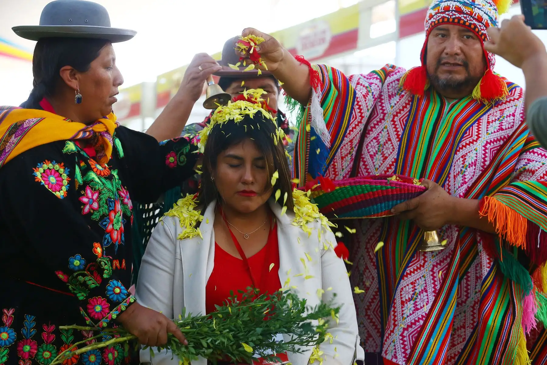 Las flores amarillas en este baño de florecimiento, así como el sahumerio, son muy importantes para eliminar las malas vibraciones y desear buena suerte para el año 2024.
Foto: ANDINA/ Eddy Ramos
