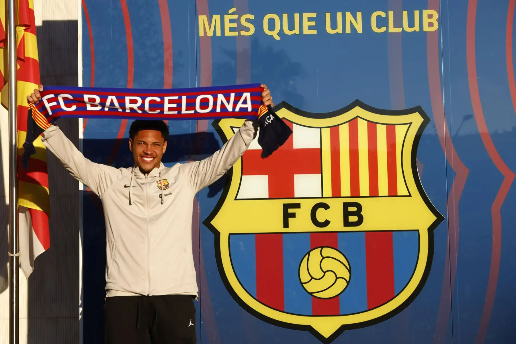 El delantero brasileño Vitor Roque, posa con el escudo del FC Barcelona en las oficinas del club, tras su llegada este miércoles a la ciudad condal donde afirmó que "siempre fue un sueño desde pequeño" jugar en el Barcelona, con el que realizará su primera entrenamiento este viernes. Foto: EFE