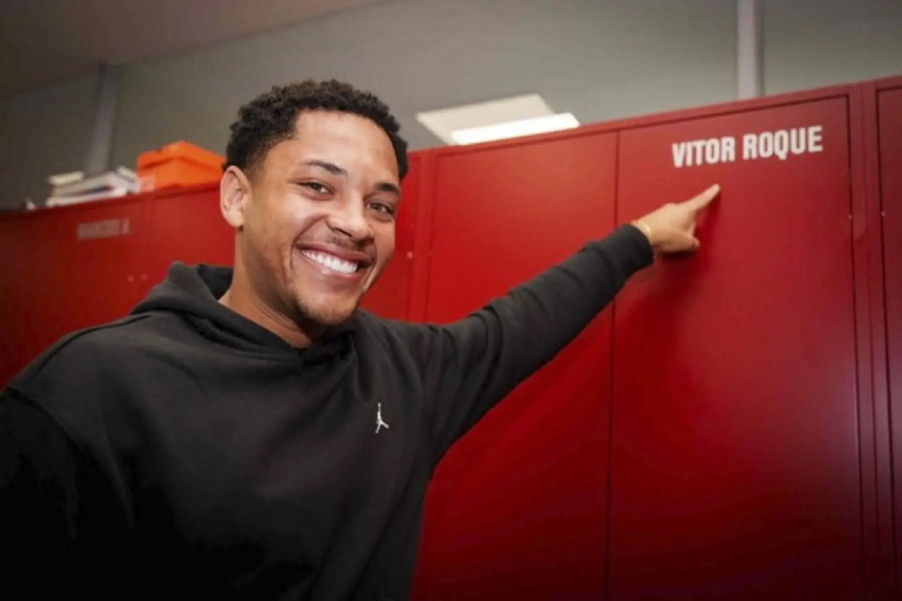 El nuevo delantero del FC Barcelona, el brasileño Vitor Roque señala la taquilla del vestuario antes de su primer entrenamiento este viernes tras aterrizar hoy en la capital catalana. Foto: EFE