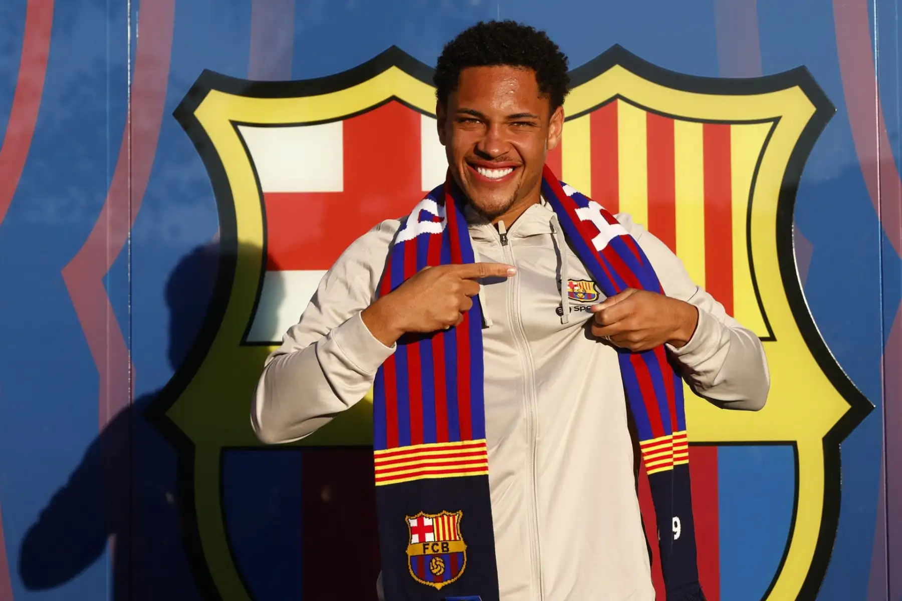 El delantero brasileño Vitor Roque, posa con el escudo del FC Barcelona en las oficinas del club, tras su llegada este miércoles a la ciudad condal donde afirmó que "siempre fue un sueño desde pequeño" jugar en el Barcelona, con el que realizará su primera entrenamiento este viernes. Foto: EFE