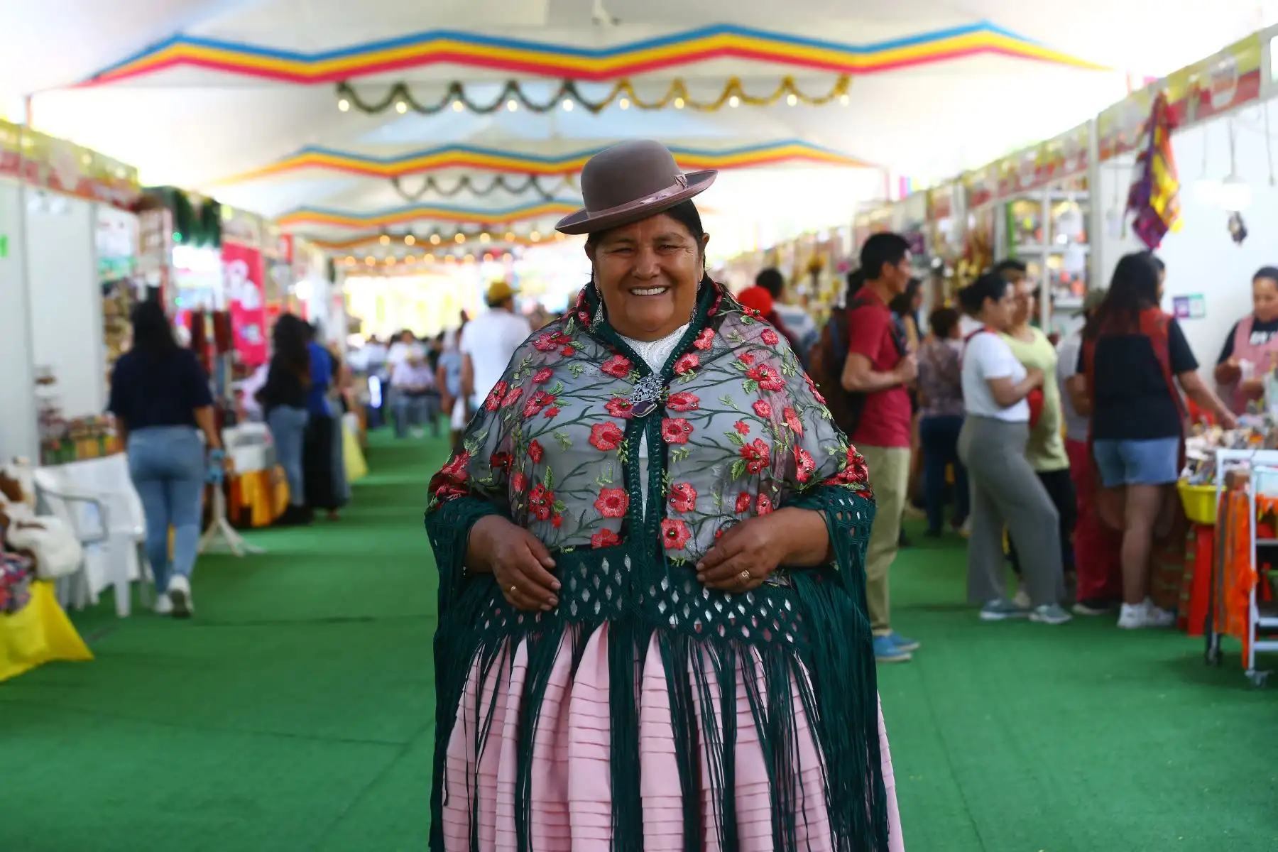 Cientos de limeños  acuden al Campo de Marte en busca de "buenas deseos " para Año Nuevo 2024. En la imagen Lidia Cortez, impulsora de la Feria de los Deseos. 
Foto: ANDINA/ Eddy Ramos