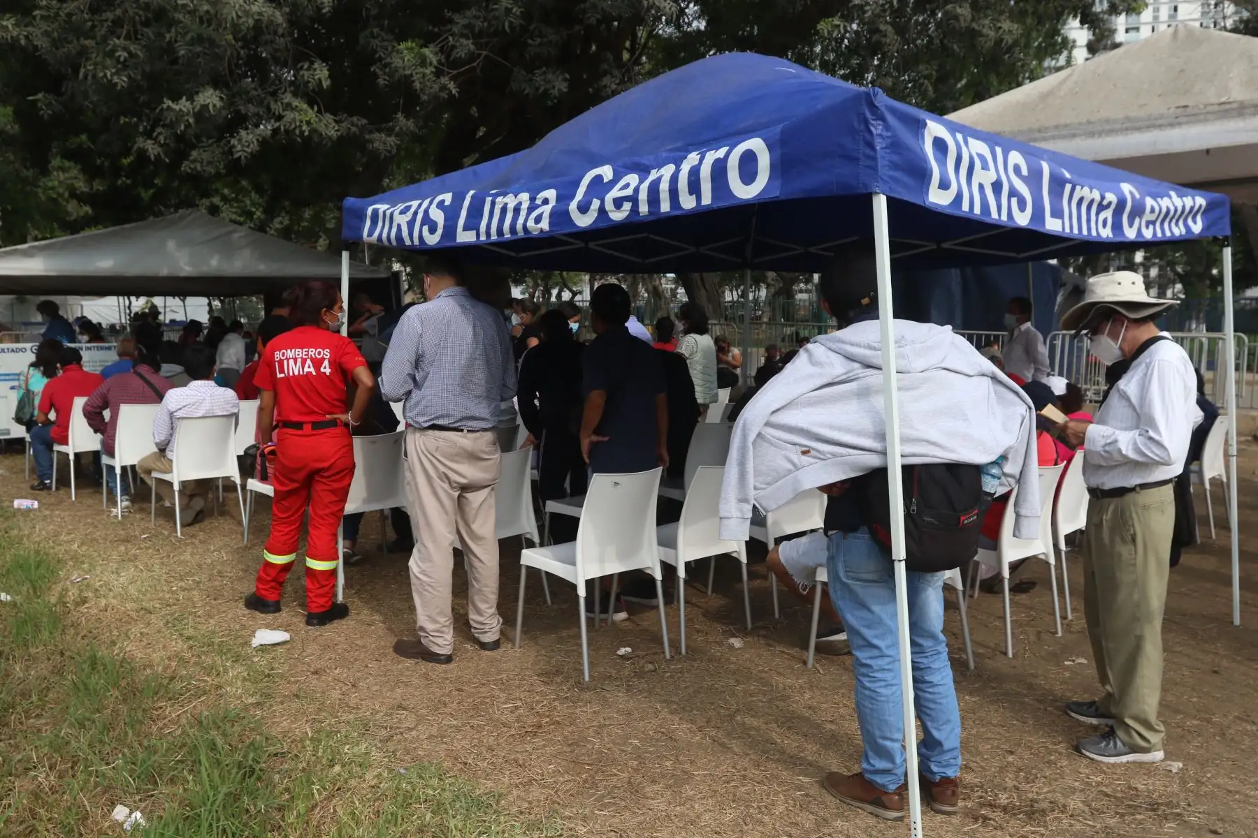 Además de la vacunación, se recomienda mantener los ambientes ventilados y usar mascarilla en caso presentemos síntomas respiratorios.
FOTO:ANDINA/Hector Vinces.