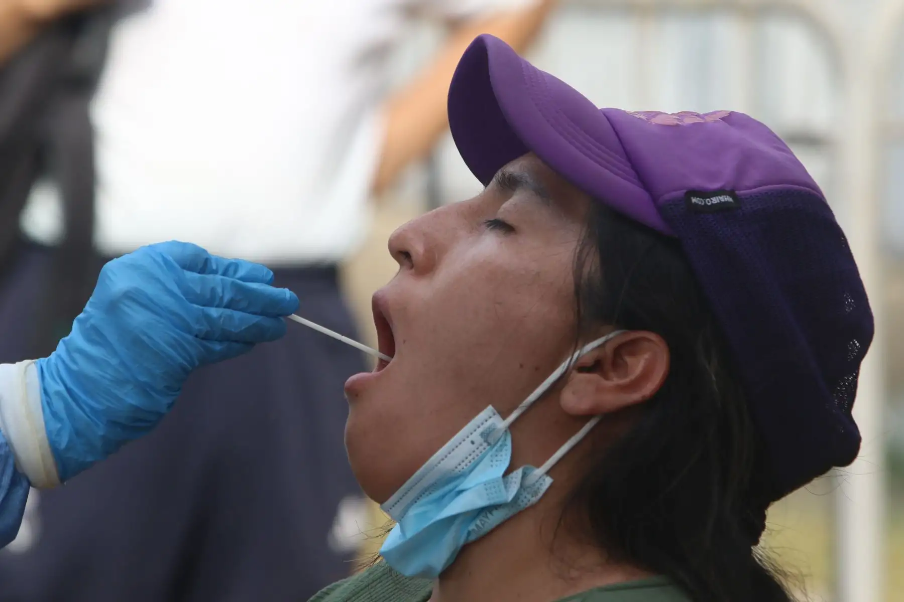 Además de la vacunación, se recomienda mantener los ambientes ventilados y usar mascarilla en caso presentemos síntomas respiratorios.
FOTO:ANDINA/Hector Vinces.