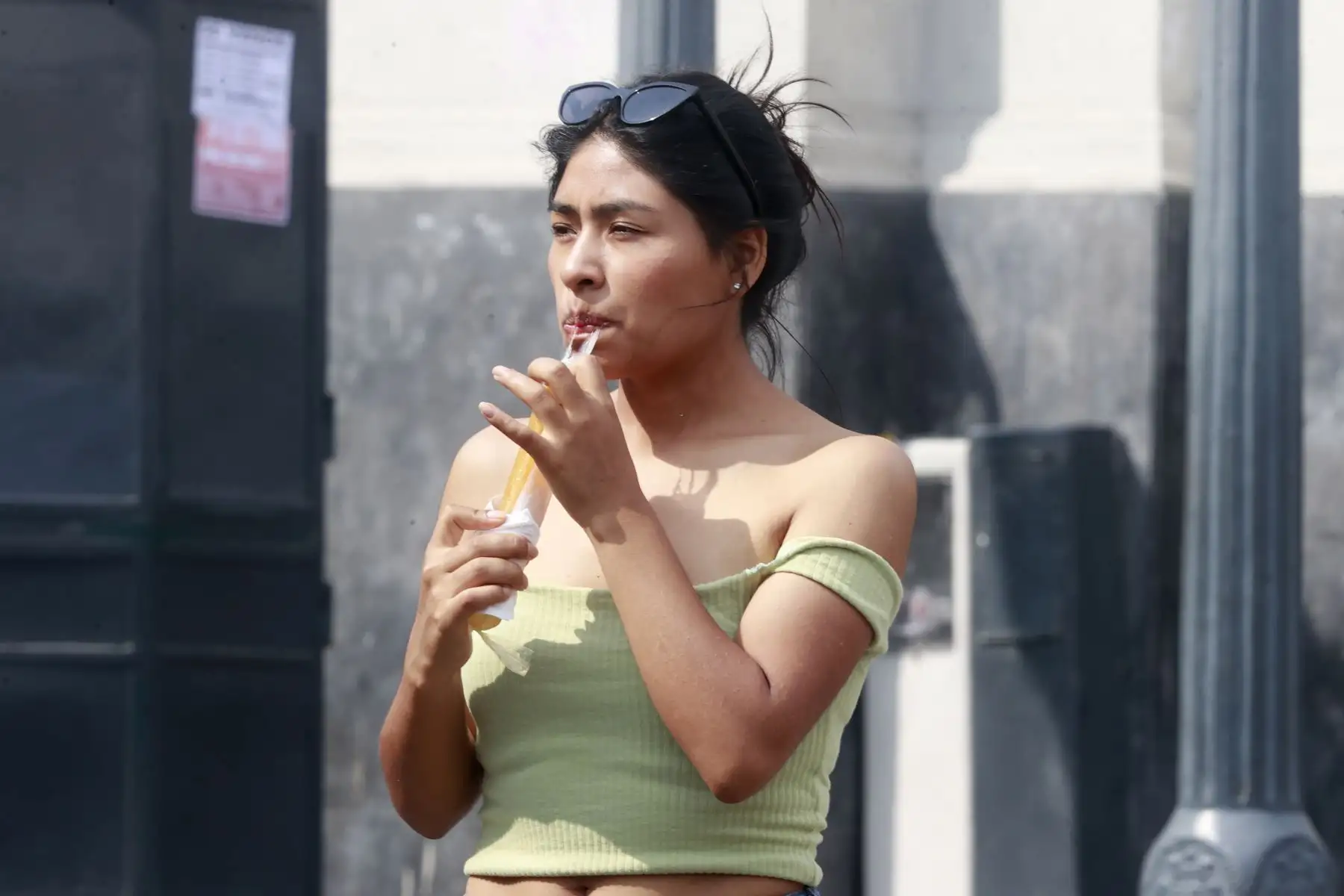 Gente consumiendo cremoladas y helados en Centro de Lima. Foto: ANDINA/Vidal Tarqui