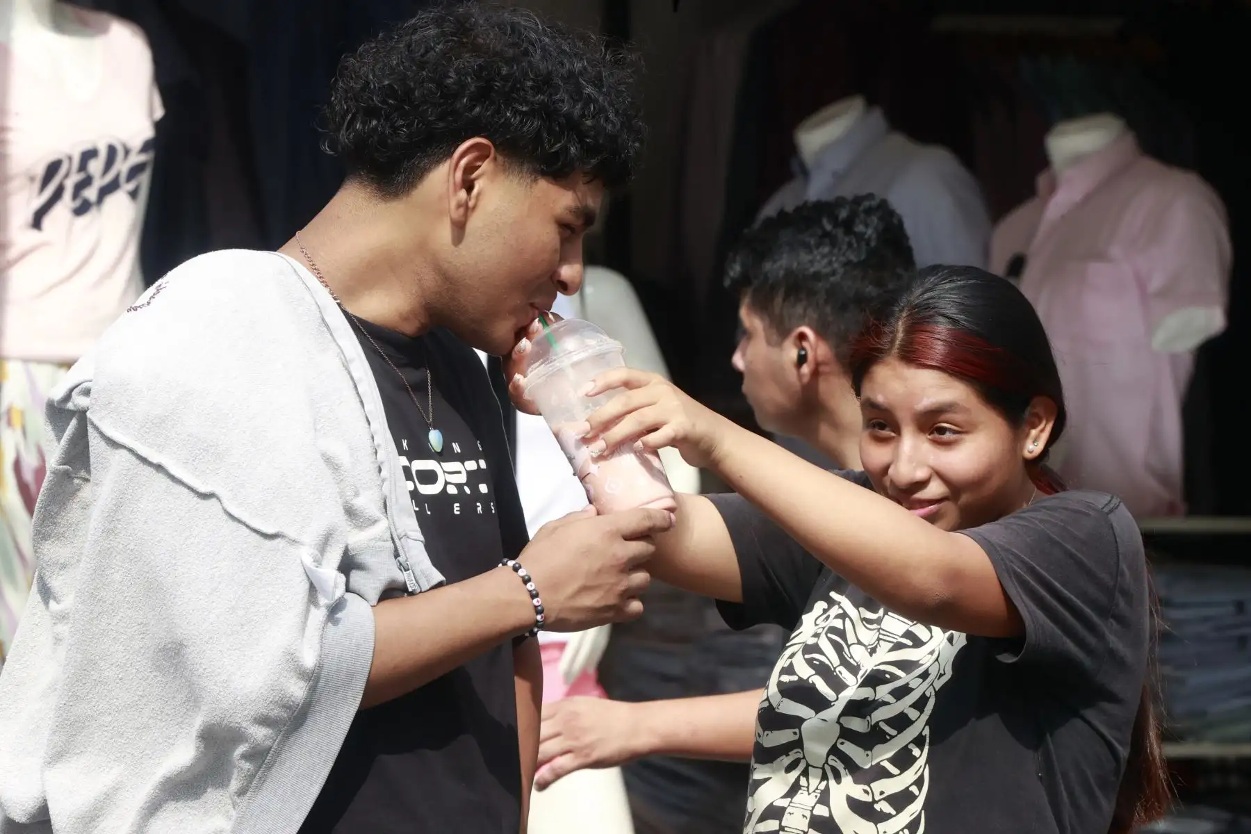 Gente consumiendo cremoladas y helados en Centro de Lima. Foto: ANDINA/Vidal Tarqui