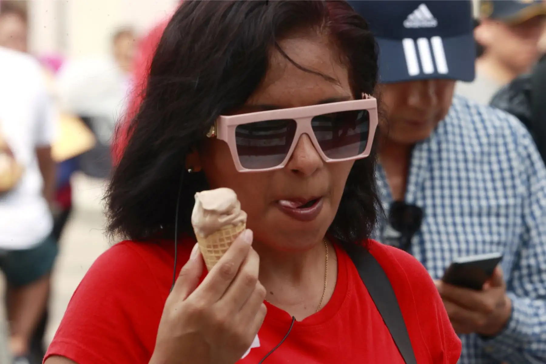 Gente consumiendo cremoladas y helados en Centro de Lima. Foto: ANDINA/Vidal Tarqui