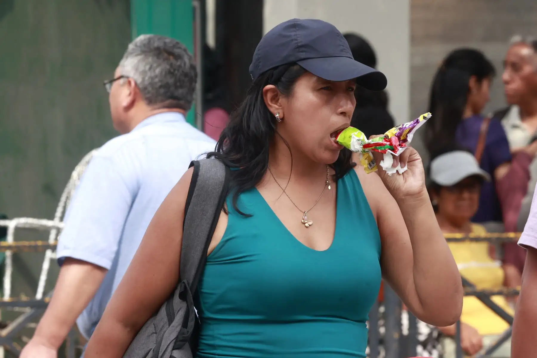 Gente consumiendo cremoladas y helados en Centro de Lima. Foto: ANDINA/Vidal Tarqui