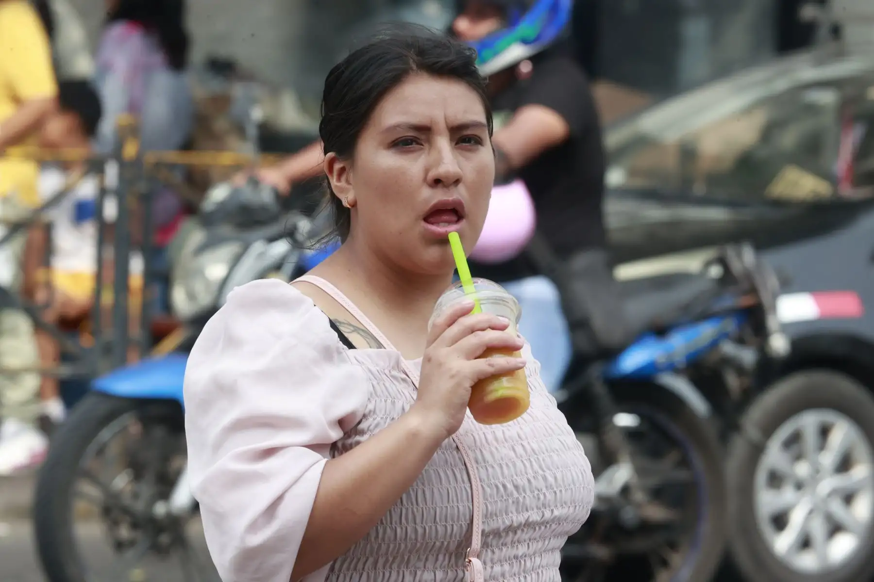 Gente consumiendo cremoladas y helados en Centro de Lima. Foto: ANDINA/Vidal Tarqui