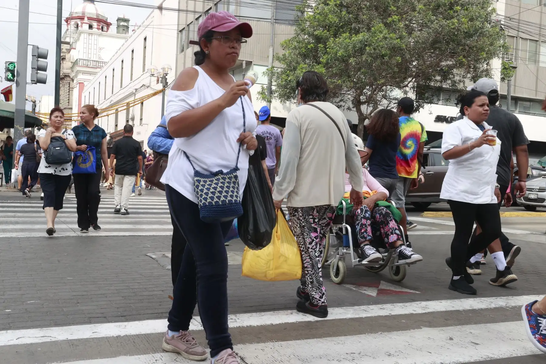 Gente consumiendo cremoladas y helados en Centro de Lima. Foto: ANDINA/Vidal Tarqui