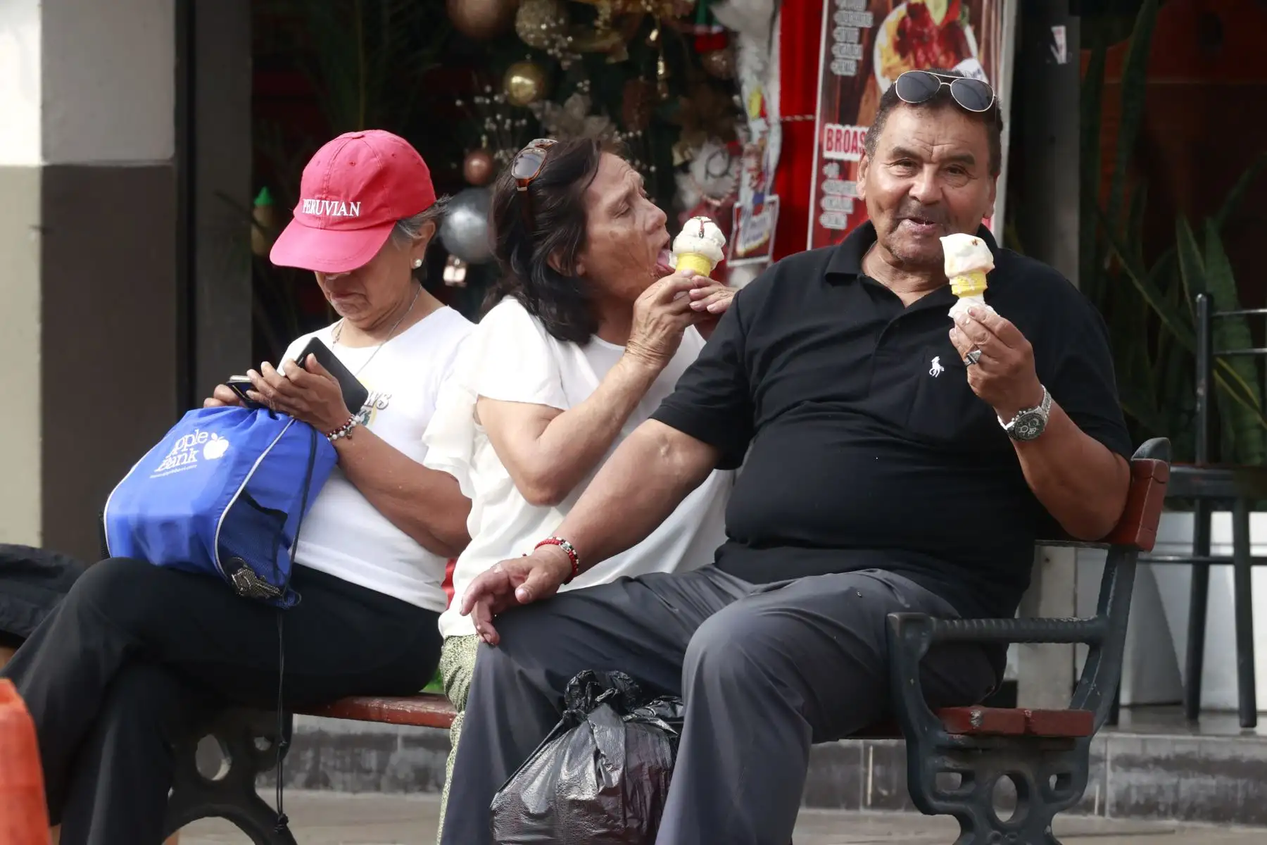Gente consumiendo cremoladas y helados en Centro de Lima. Foto: ANDINA/Vidal Tarqui
