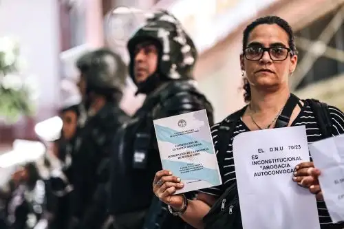 Manifestantes participan en una marcha de protesta contra el Gobierno del presidente Javier Milei hoy, en Buenos Aires (Argentina). Foto: EFE.
