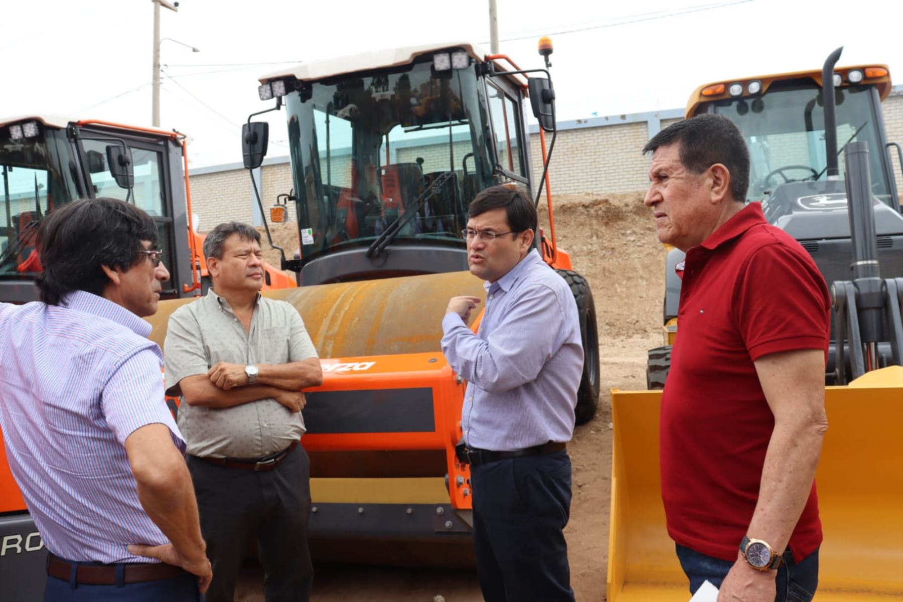 El Gore Lambayeque recibió rodillos, motoniveladoras, retroexcavadoras y tractores oruga. Foto: ANDINA/Difusión