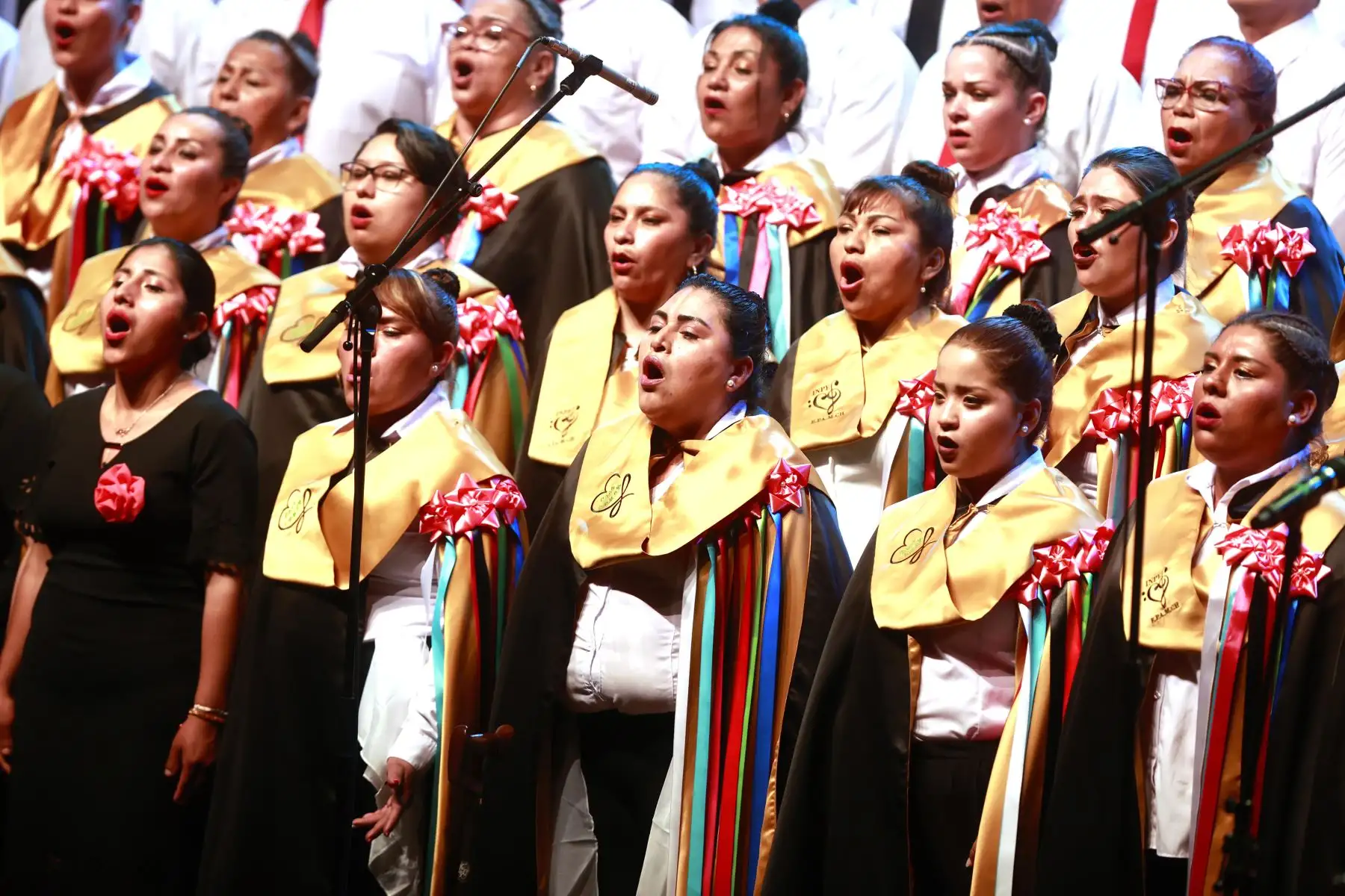 Internos presentan Concierto Sinfónico Coral “Arte para humanizar Humanizar para Resocializar” Cerca de 200 internos de los Establecimientos Penitenciarios Castro Castro, Lurigancho, Anexo Chorrillos, Mujeres Chorrillos, Huaral, Jauja y Lampa, integrantes de Orquestando presentarán el Concierto Sinfónico Coral “Arte para Humanizar, Humanizar para Resocializar” en el Gran Teatro Nacional. Foto: ANDINA/Vidal Tarqui