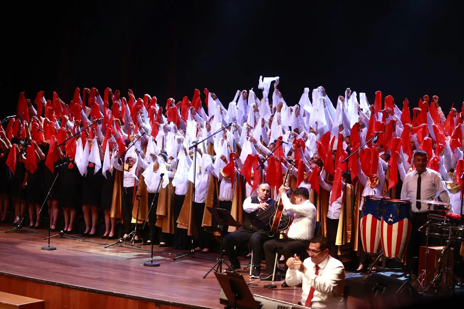 Integrantes de Orquestando presentarán el Concierto Sinfónico Coral “Arte para Humanizar, Humanizar para Resocializar” en el Gran Teatro Nacional. Foto: ANDINA/Vidal Tarqui