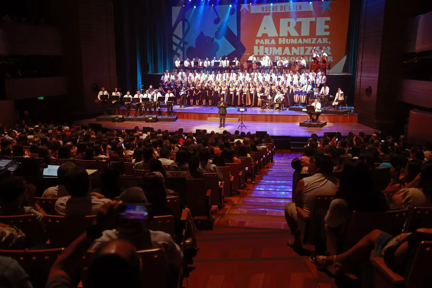 Integrantes de Orquestando presentarán el Concierto Sinfónico Coral “Arte para Humanizar, Humanizar para Resocializar” en el Gran Teatro Nacional. Foto: ANDINA/Vidal Tarqui