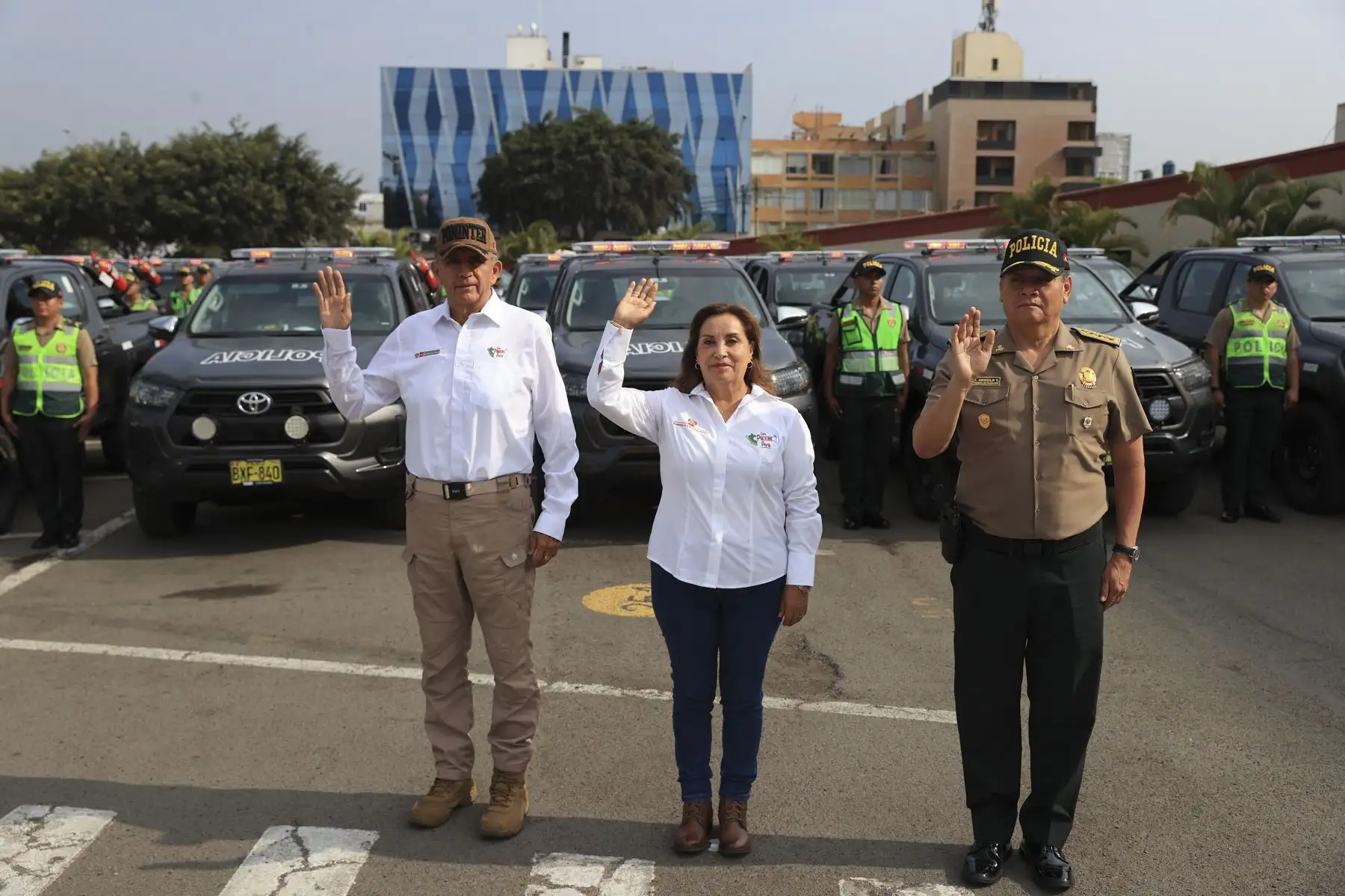 Con la finalidad de seguir luchando contra la delincuencia y la criminalidad, la presidenta Dina Boluarte participó en la entrega del tercer lote de 200 camionetas a la Policía Nacional, que completa los 500 modernos patrulleros puestos en operatividad en los últimos dos meses, para trabajar en la lucha frontal contra el hampa y el crimen organizado.
Foto: ANDINA/Presidencia Perú