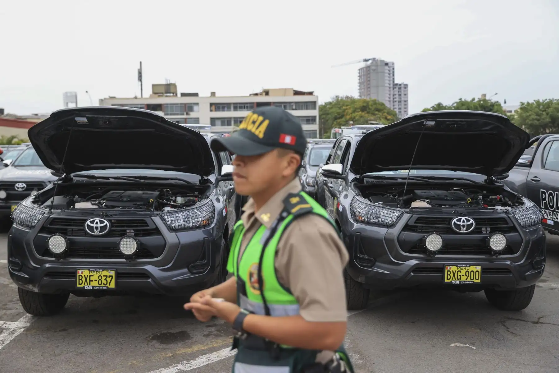Con la finalidad de seguir luchando contra la delincuencia y la criminalidad, la presidenta Dina Boluarte participó en la entrega del tercer lote de 200 camionetas a la Policía Nacional, que completa los 500 modernos patrulleros puestos en operatividad en los últimos dos meses, para trabajar en la lucha frontal contra el hampa y el crimen organizado.
Foto: ANDINA/Presidencia Perú
