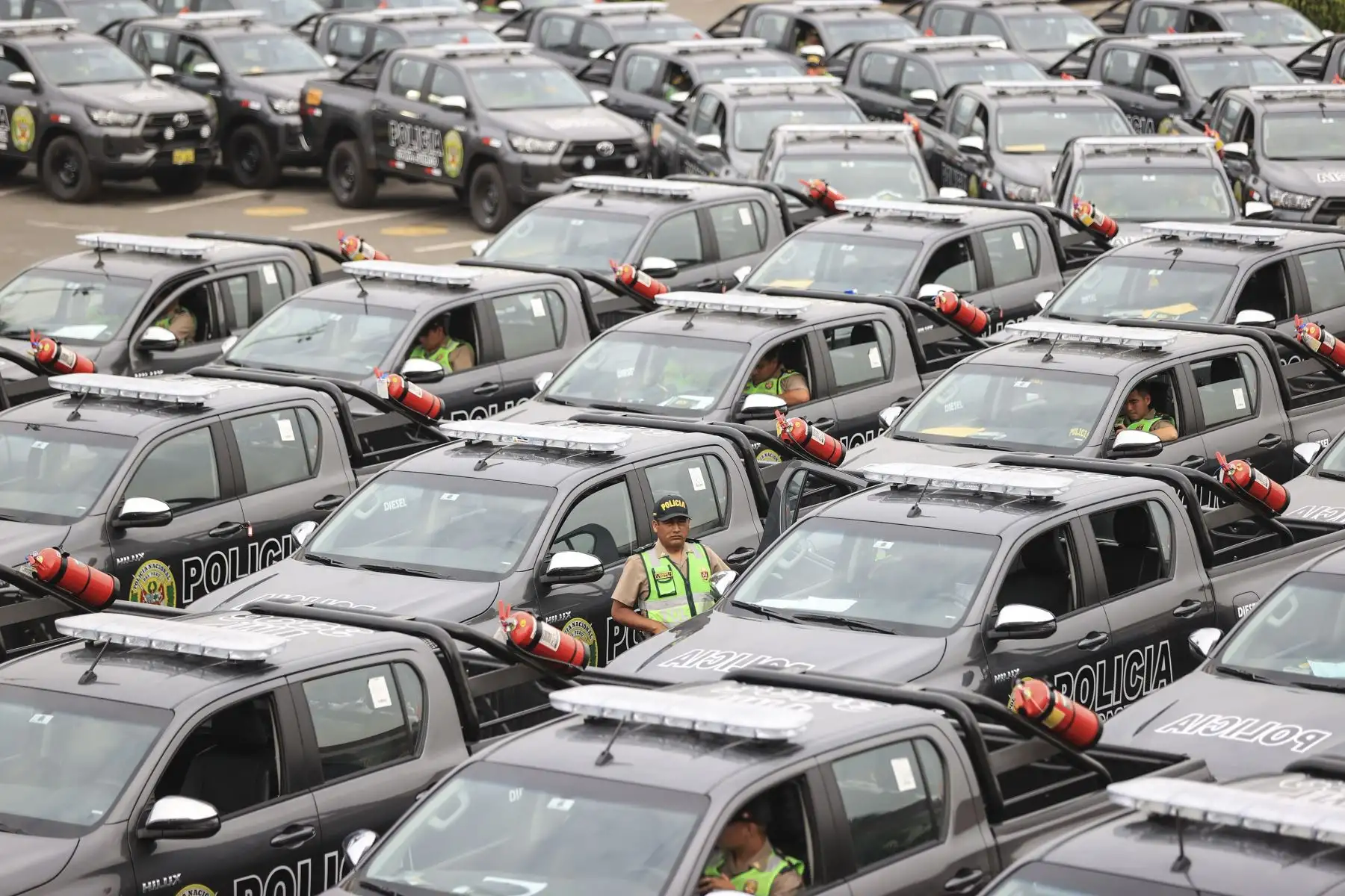 Con la finalidad de seguir luchando contra la delincuencia y la criminalidad, la presidenta Dina Boluarte participó en la entrega del tercer lote de 200 camionetas a la Policía Nacional, que completa los 500 modernos patrulleros puestos en operatividad en los últimos dos meses, para trabajar en la lucha frontal contra el hampa y el crimen organizado.
Foto: ANDINA/Presidencia Perú