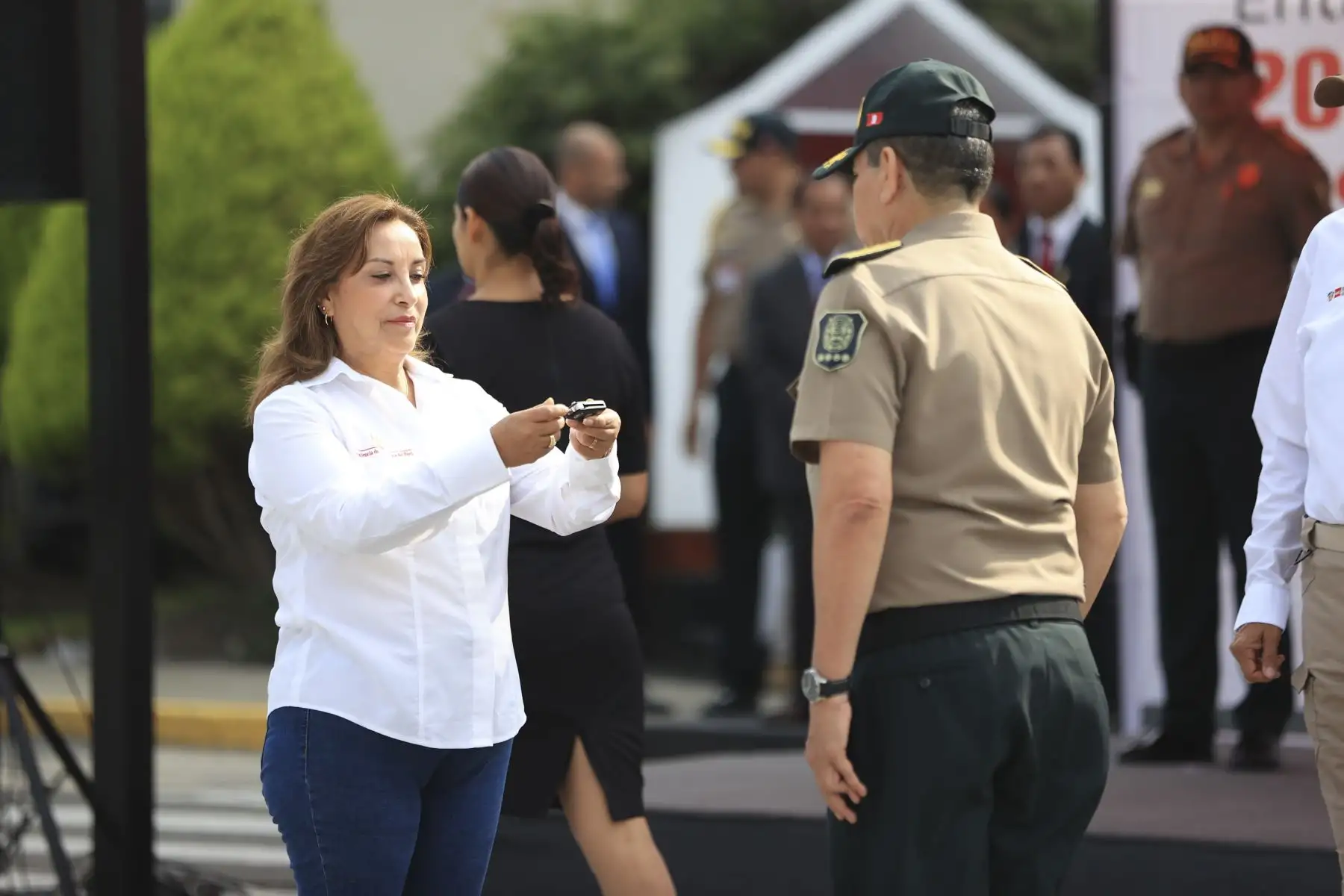 Con la finalidad de seguir luchando contra la delincuencia y la criminalidad, la presidenta Dina Boluarte participó en la entrega del tercer lote de 200 camionetas a la Policía Nacional, que completa los 500 modernos patrulleros puestos en operatividad en los últimos dos meses, para trabajar en la lucha frontal contra el hampa y el crimen organizado.
Foto: ANDINA/Presidencia Perú