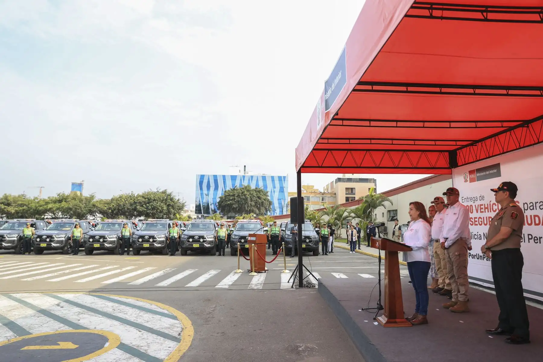 Con la finalidad de seguir luchando contra la delincuencia y la criminalidad, la presidenta Dina Boluarte participó en la entrega del tercer lote de 200 camionetas a la Policía Nacional, que completa los 500 modernos patrulleros puestos en operatividad en los últimos dos meses, para trabajar en la lucha frontal contra el hampa y el crimen organizado.
Foto: ANDINA/Presidencia Perú