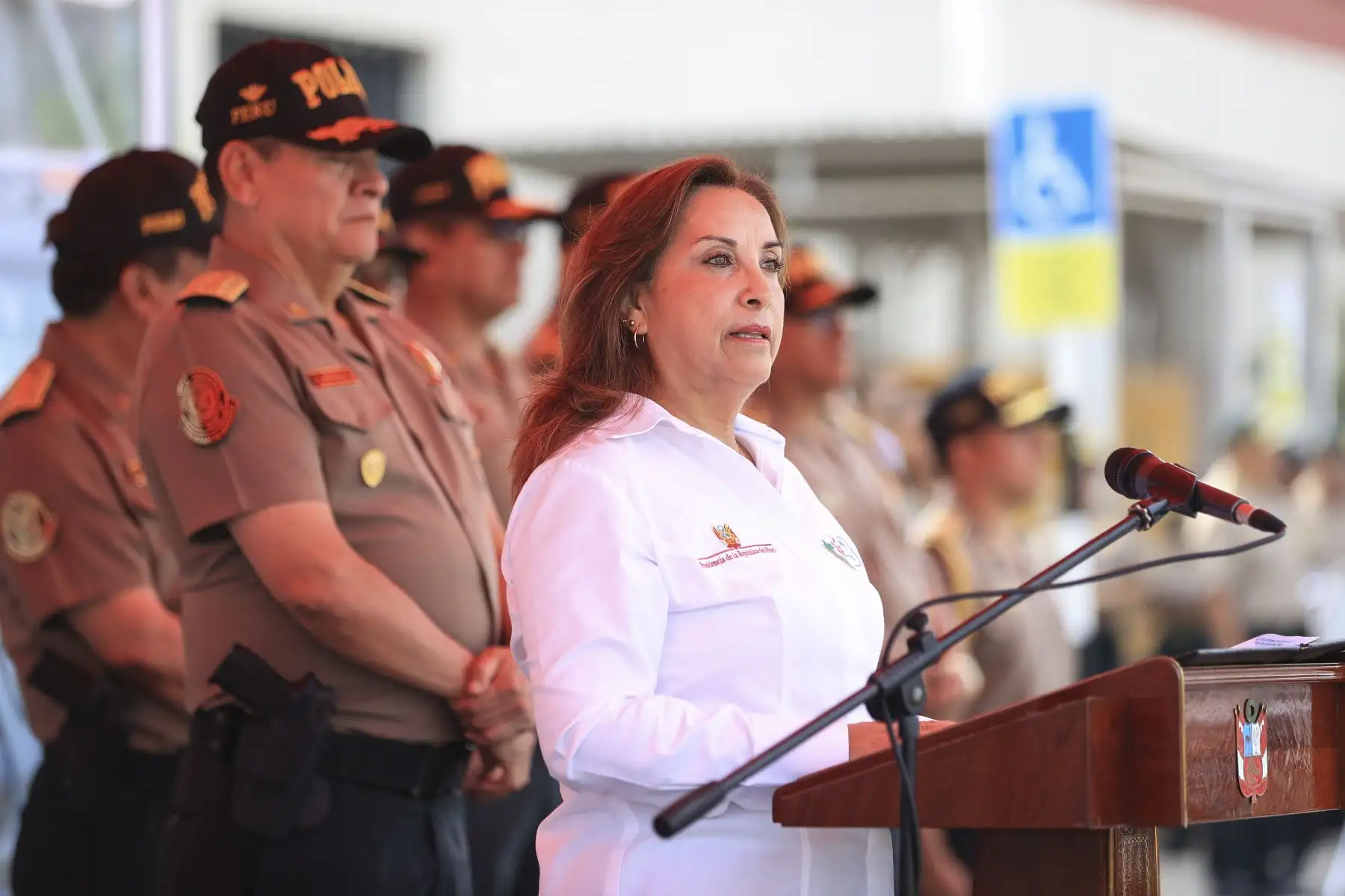 Con la finalidad de seguir luchando contra la delincuencia y la criminalidad, la presidenta Dina Boluarte participó en la entrega del tercer lote de 200 camionetas a la Policía Nacional, que completa los 500 modernos patrulleros puestos en operatividad en los últimos dos meses, para trabajar en la lucha frontal contra el hampa y el crimen organizado.
Foto: ANDINA/Presidencia Perú