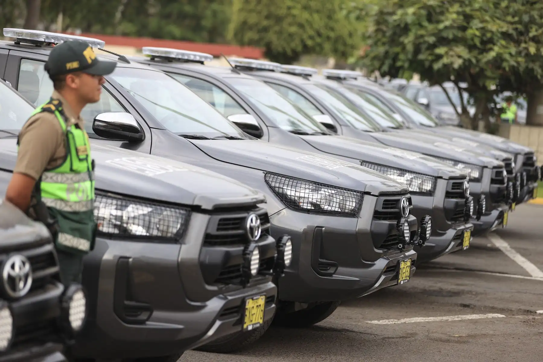 Con la finalidad de seguir luchando contra la delincuencia y la criminalidad, la presidenta Dina Boluarte participó en la entrega del tercer lote de 200 camionetas a la Policía Nacional, que completa los 500 modernos patrulleros puestos en operatividad en los últimos dos meses, para trabajar en la lucha frontal contra el hampa y el crimen organizado.
Foto: ANDINA/Presidencia Perú
