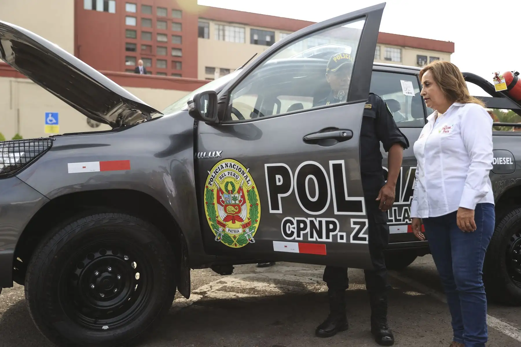 Con la finalidad de seguir luchando contra la delincuencia y la criminalidad, la presidenta Dina Boluarte participó en la entrega del tercer lote de 200 camionetas a la Policía Nacional, que completa los 500 modernos patrulleros puestos en operatividad en los últimos dos meses, para trabajar en la lucha frontal contra el hampa y el crimen organizado.
Foto: ANDINA/Presidencia Perú